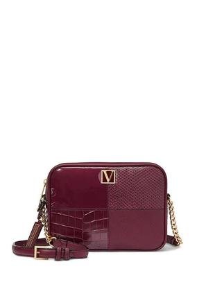 Красная сумка Victoria’s Secret The Victoria Medium Shoulder Bag