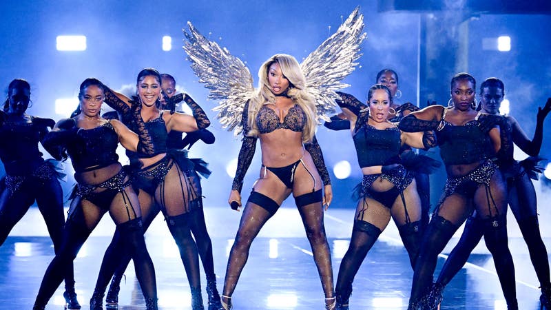 Megan Thee Stallion танцует в белье от Виктория Сикрет с крильями ангела на сцене